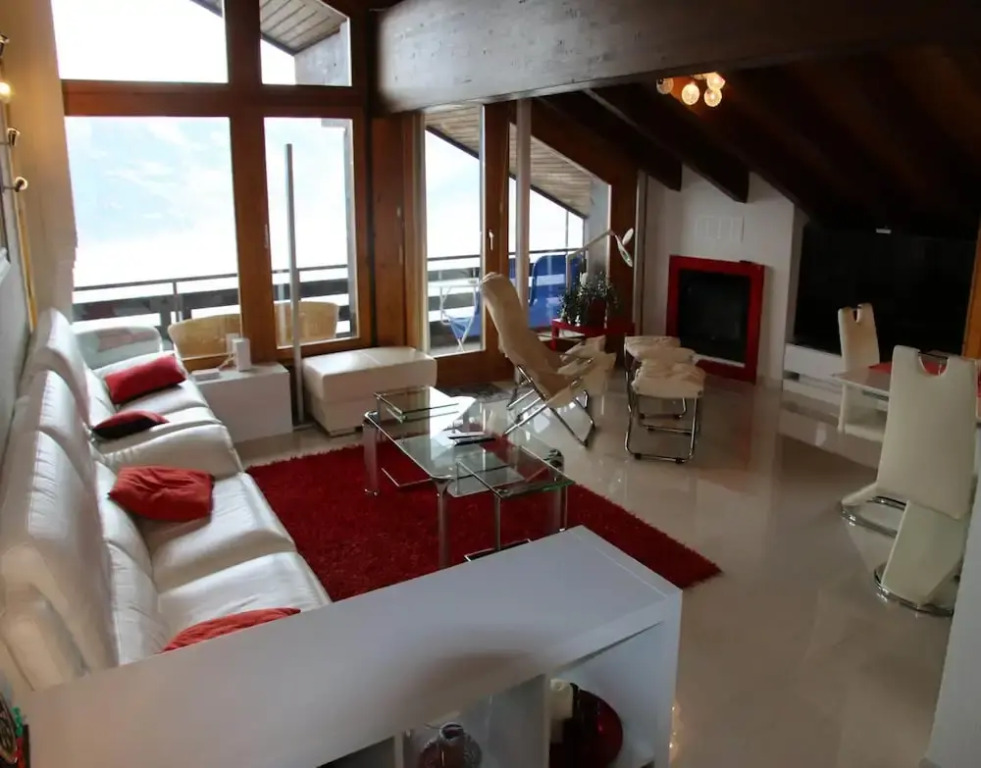 Elegant Apartment With Patio in Hills