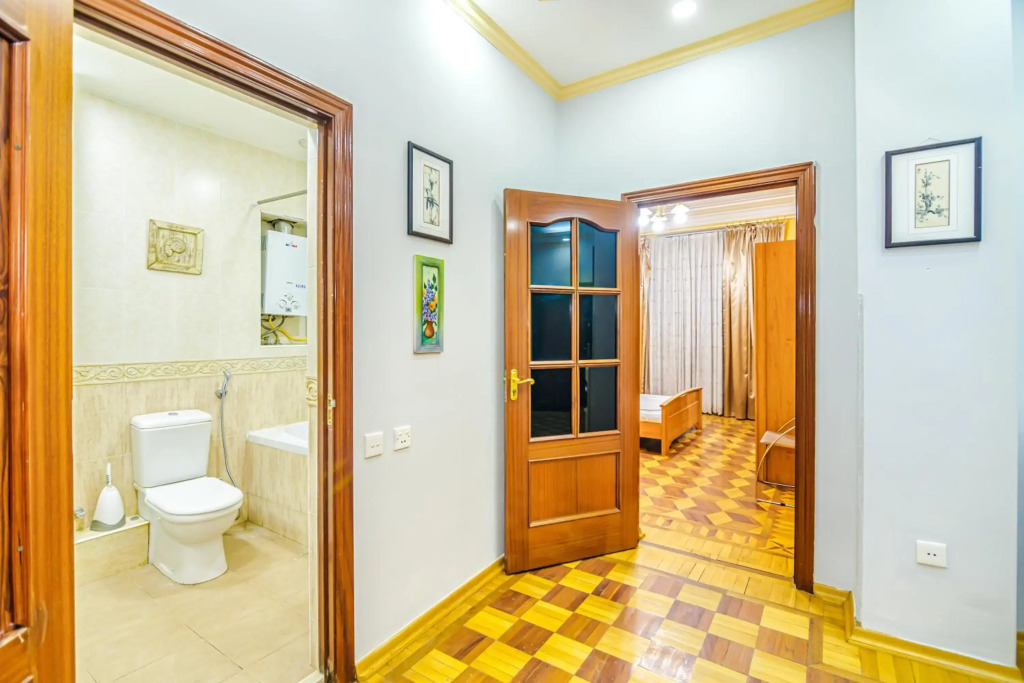 M Estate. Targovu. Nizami Street 4 room. (021).