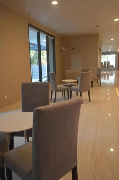 Airport Avenue Hotel