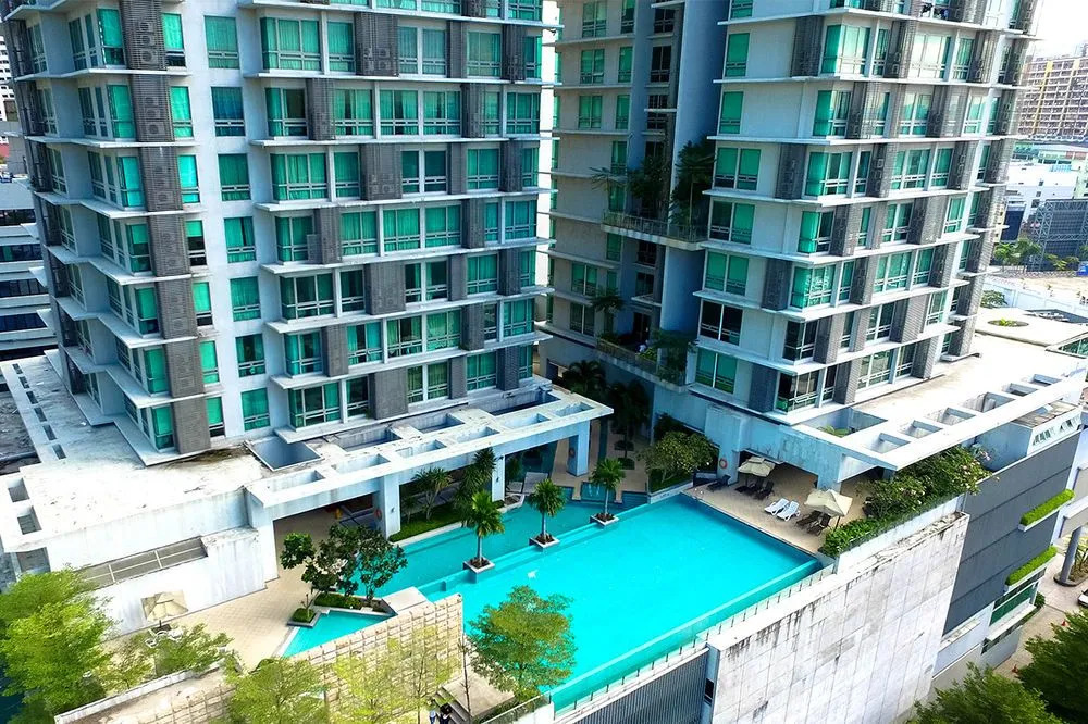 The Manor by Mingle - Poolside Access Next Door