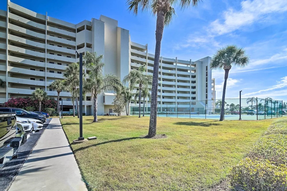 Waterfront Condo: Resort Pool, Tennis & Beach