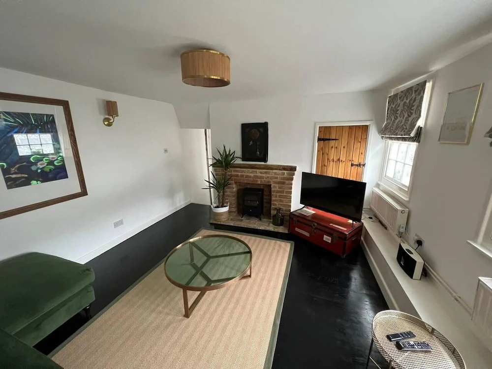 2 Bed Grade 2 - Dates Back to 1500's