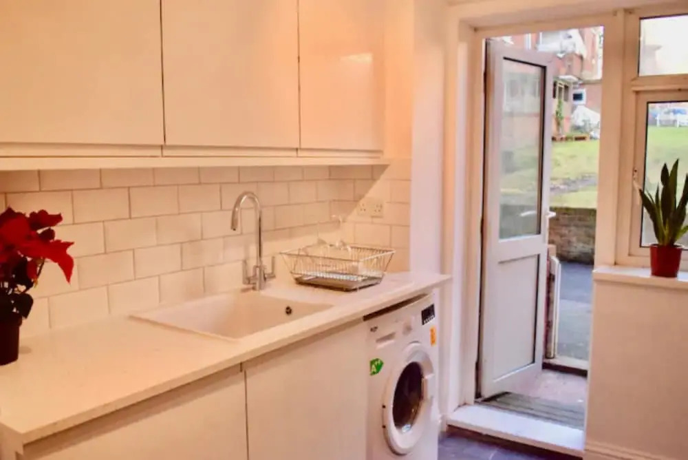 Spacious 3 Bedroom Flat Near Vibrant Camberwell