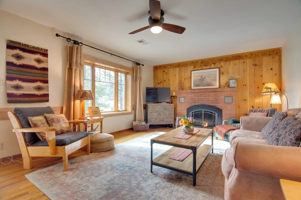 Charming Estes Park Cabin w/ 2 Private Patios!