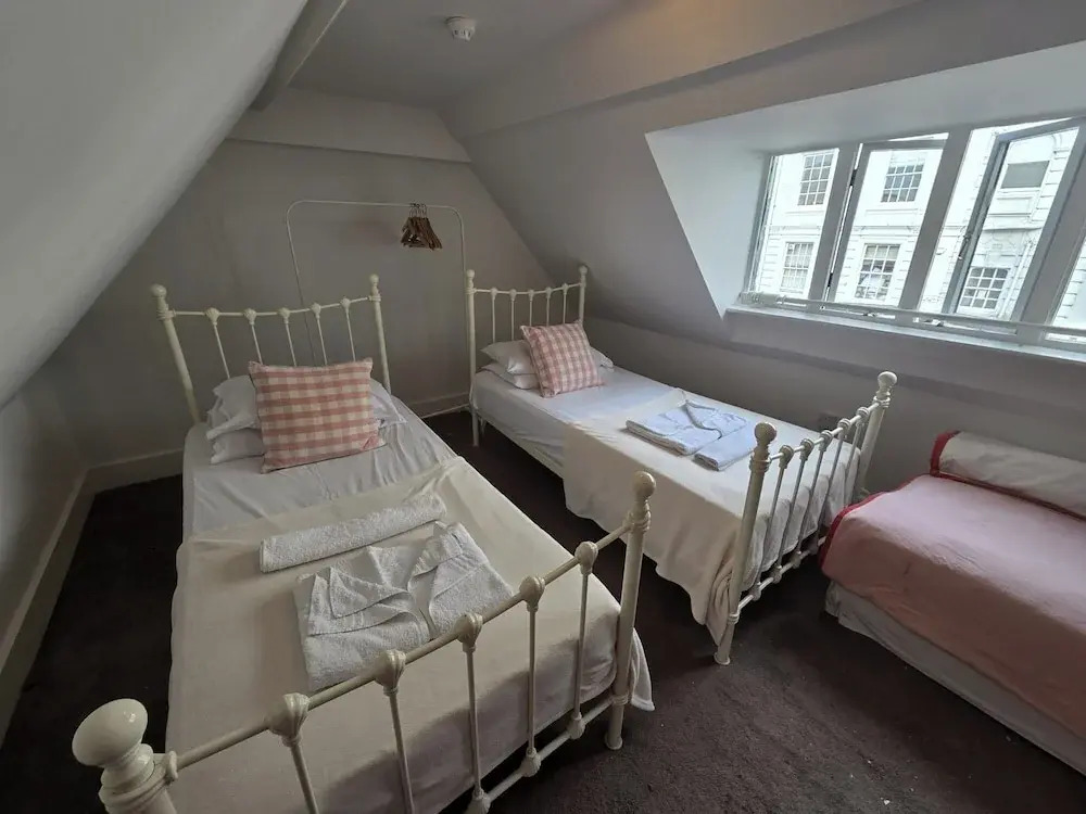 3 Bed Apartment Sleeps 7 - Pets Ok - Tv & Wifi