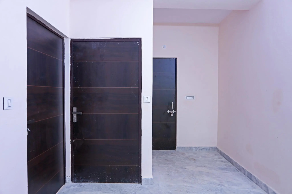 Collection O 48359 Lal Residency