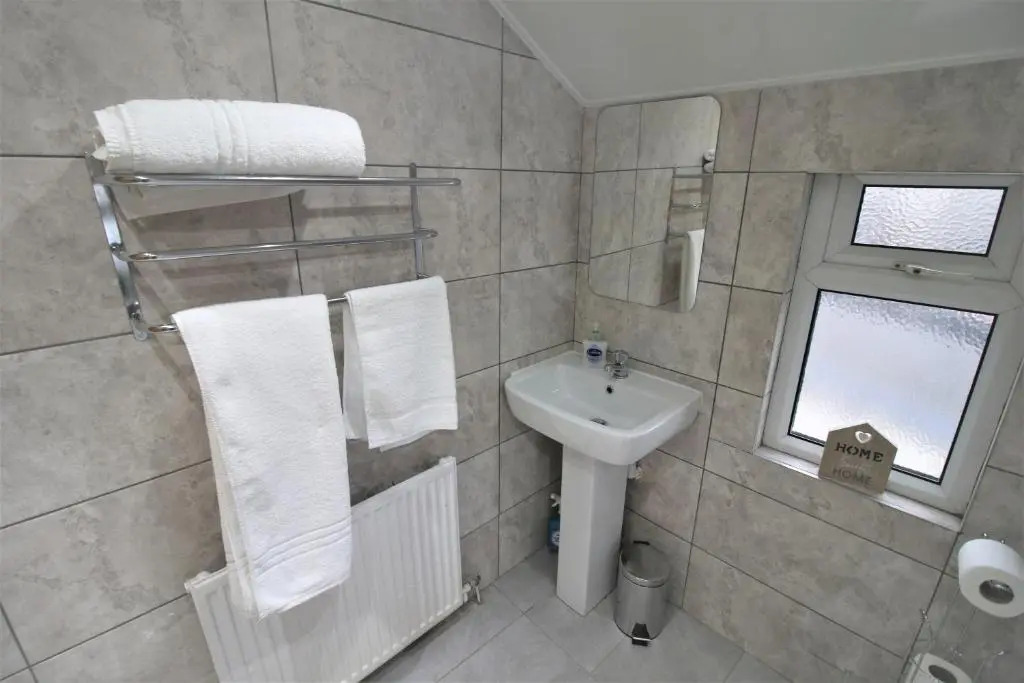 Free Local Parking - Fast WiFi - Sleeps 10 Guests by PROPERTY PROMISE