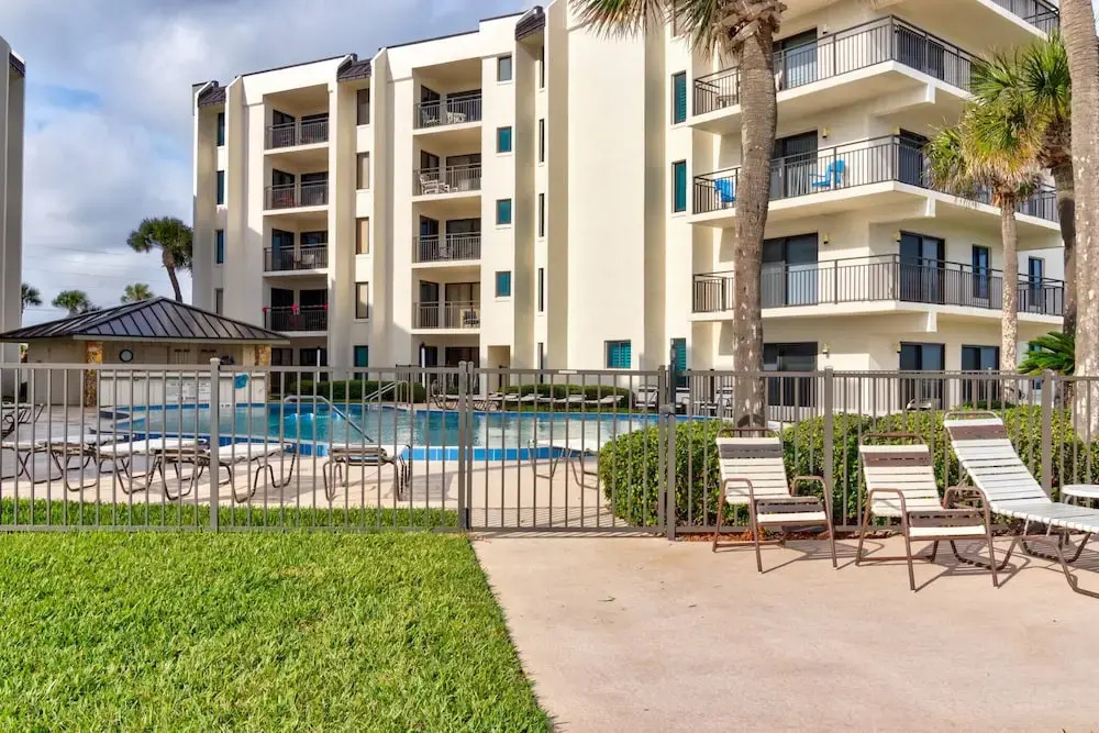 Sunny Ormond Beach SOB Condo, Pool, No Drive Beach