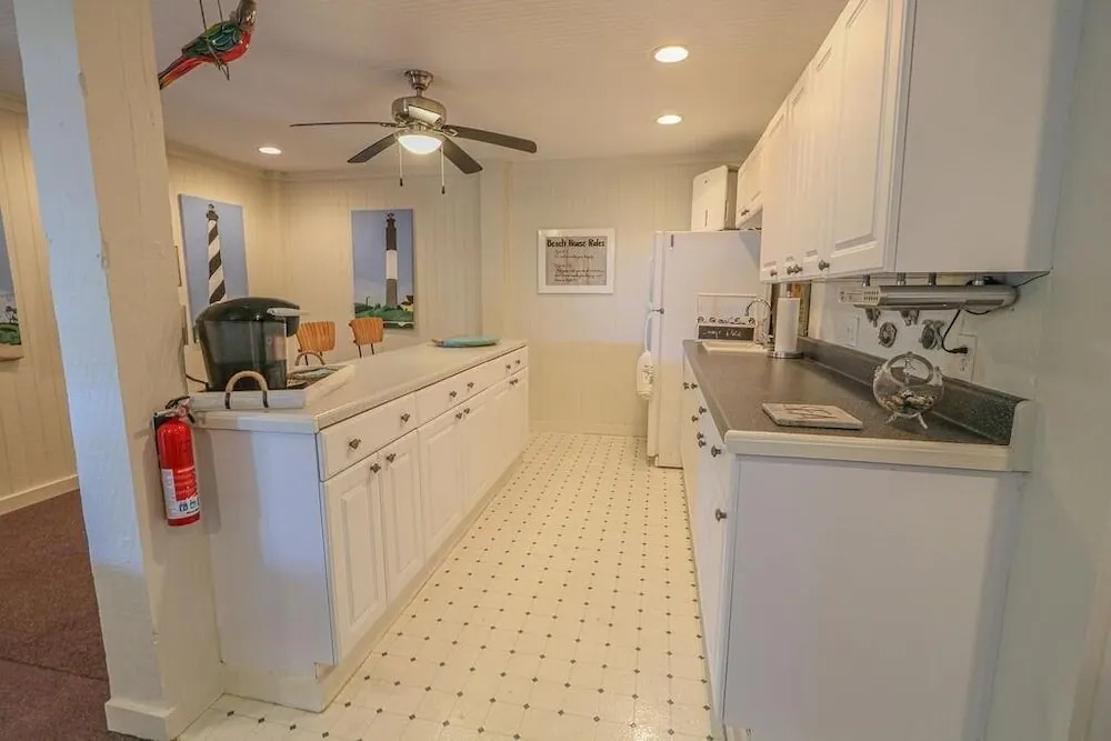 Salty Paradise 4 Bedroom Home by RedAwning