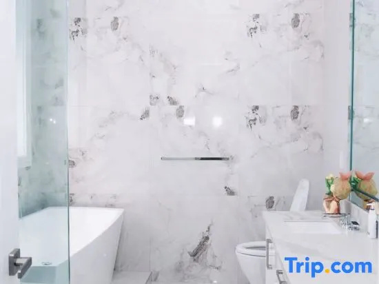 Luxury 2-Bed Suite /Private Bath/Near YVR/Free Parking
