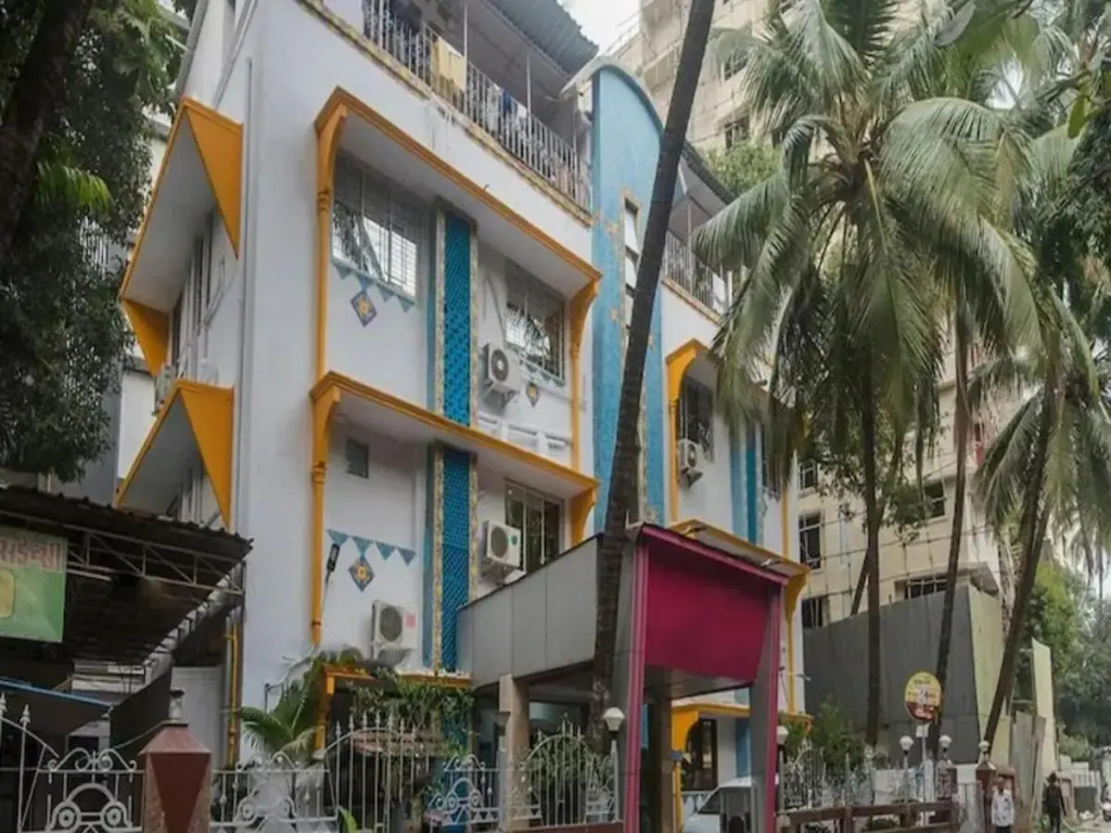 Hotel Satellite