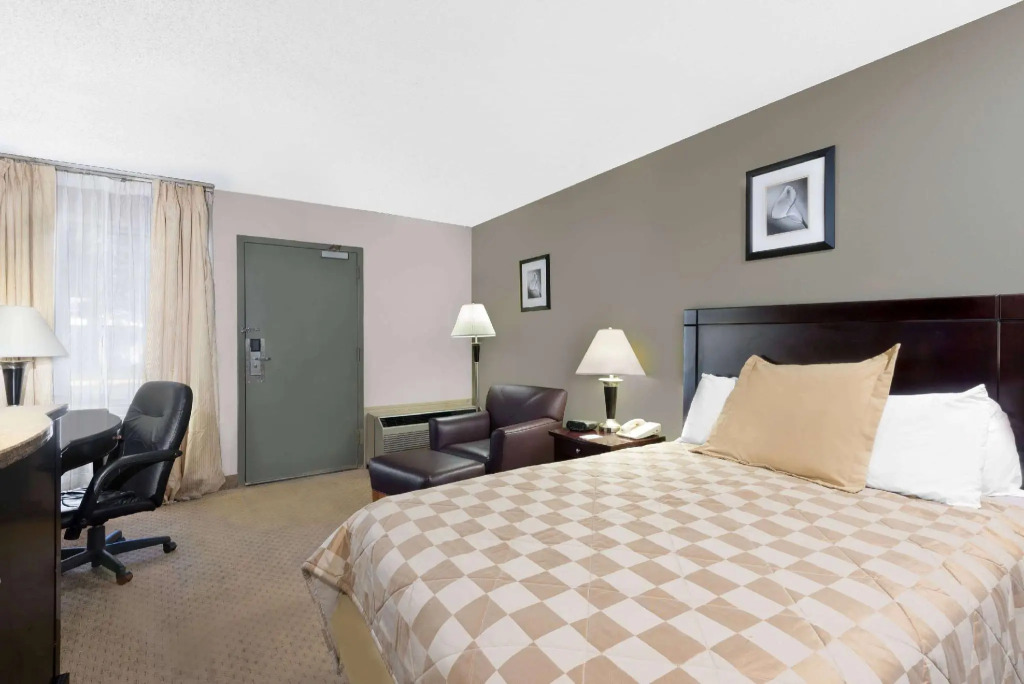 Howard Johnson Inn Cleveland Airport