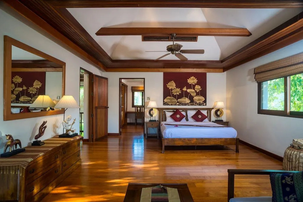 4 BR Villa Baan Banburee, seconds from beach