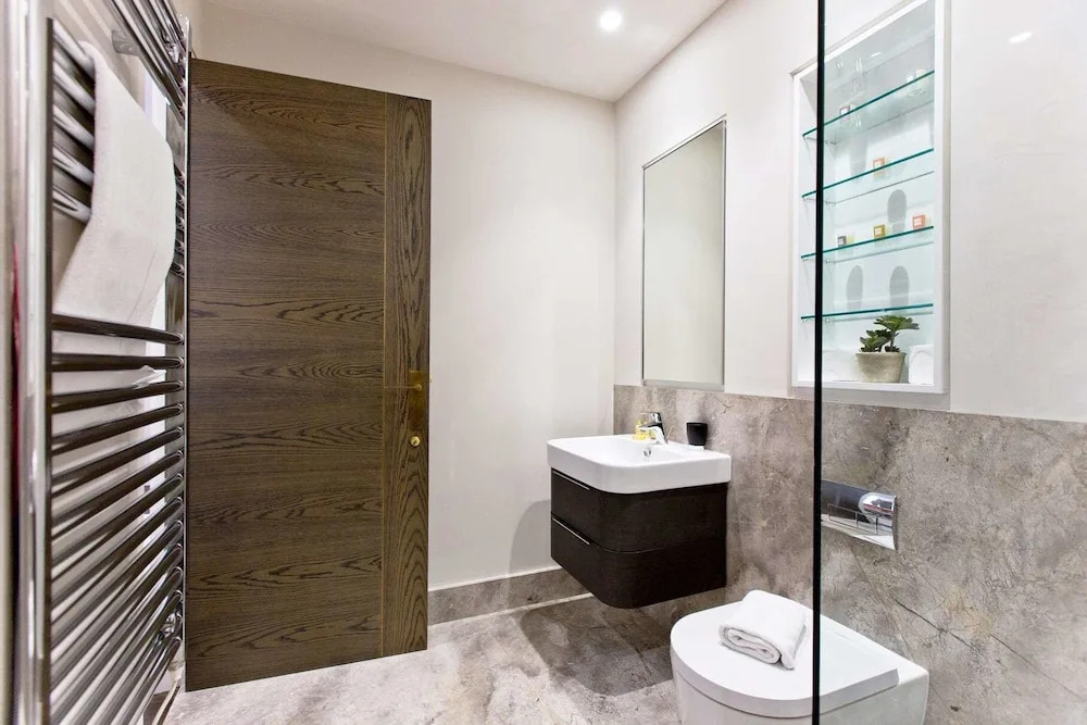 Luxury 2 bed with lift ac and concierge