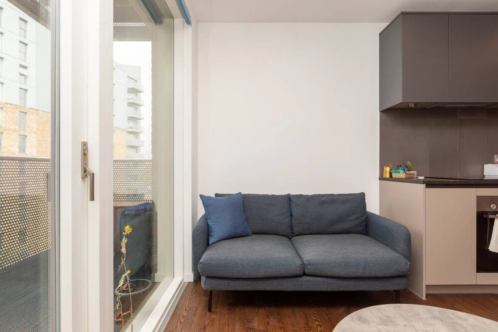 Modern 1 Bedroom Apartment With Balcony in Surrey Quays