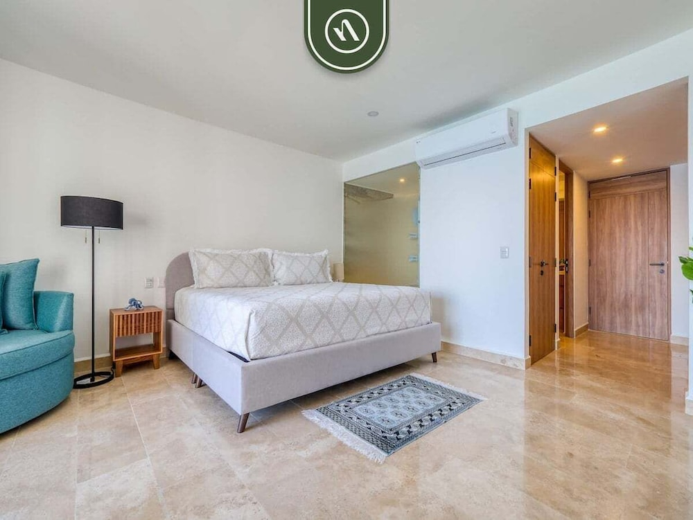 Oceanview Studio - King Bed - Pools - Beachclub