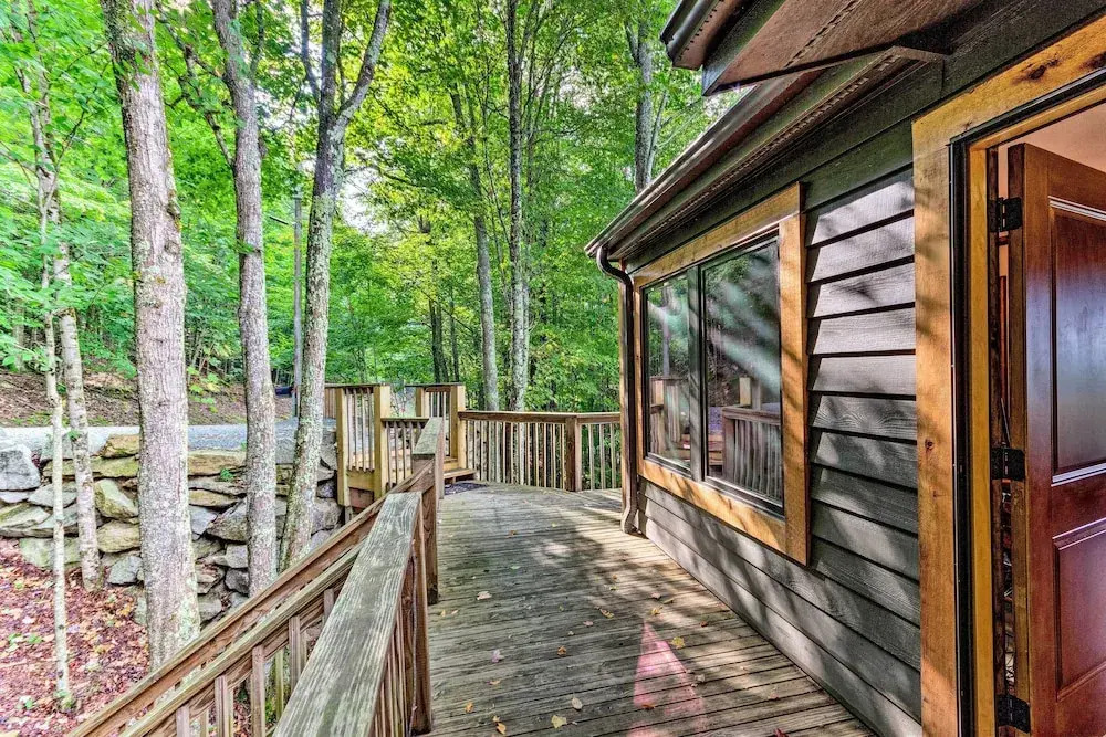 3 Mi to Beech Mtn: Treetop Cabin w/ Deck & Views