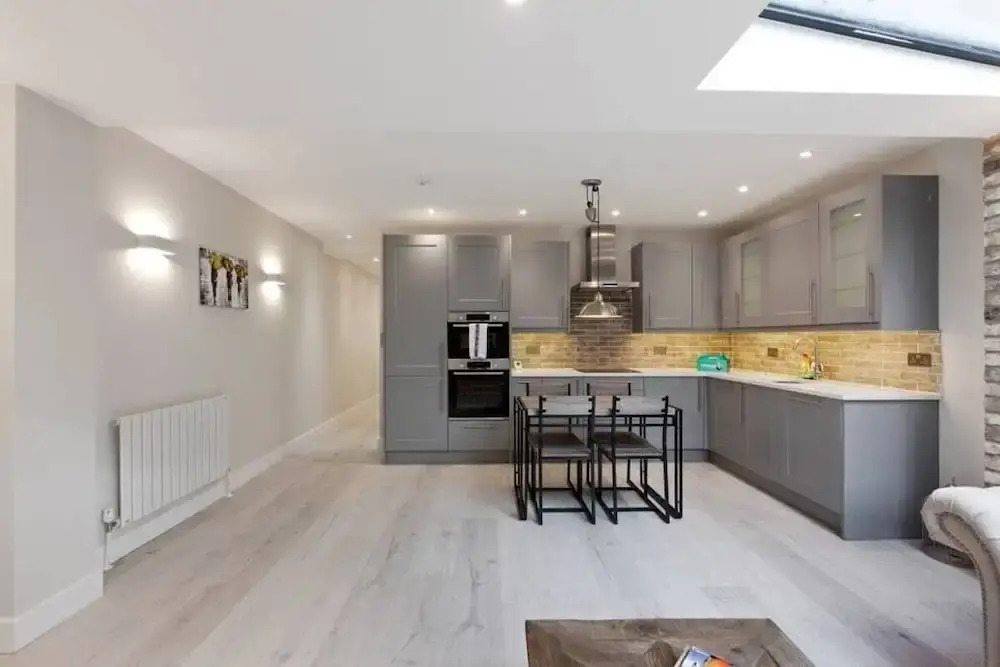 Contemporary 2bed&bath Apt W/patio in North London