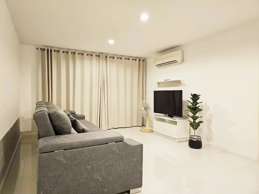 Modern 2-bedroom Condo With Ocean and Pool Views in Cha-am