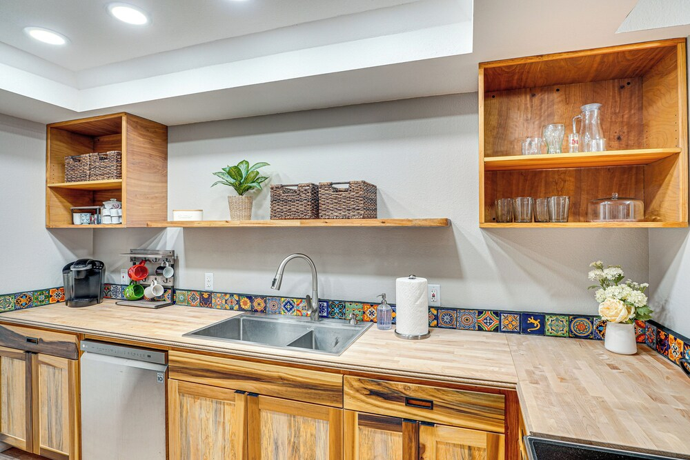 2 Mi to Tucson Mall: Condo w/ Pool & Hot Tub!