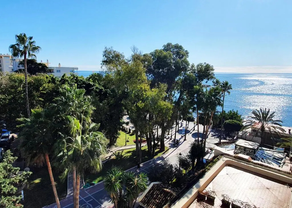 Skol 427 Spacious 1 Bedroom Apartment with Sea Views