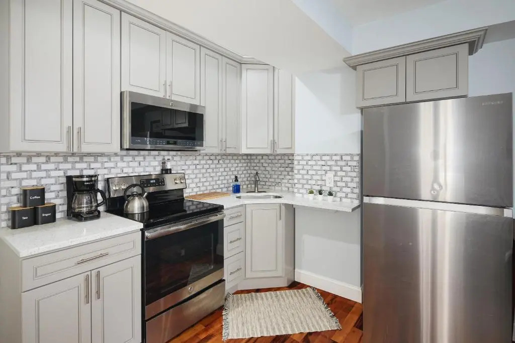 Modern 2br - Steps to Main St. & Parking Avail.