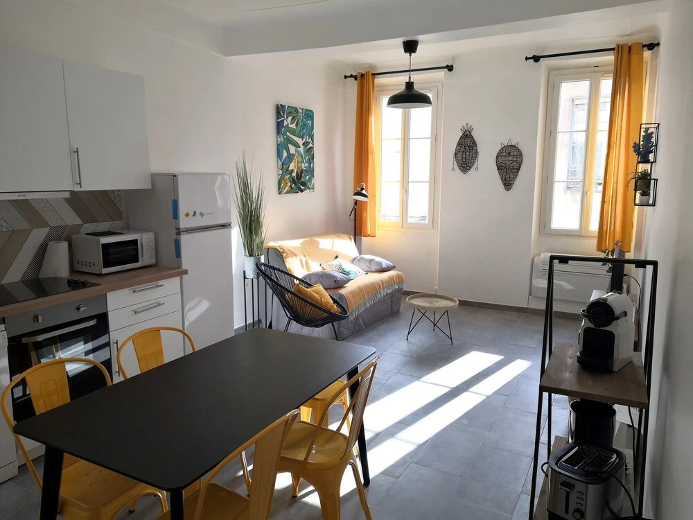 2P rénové climatisé vieil Antibes port