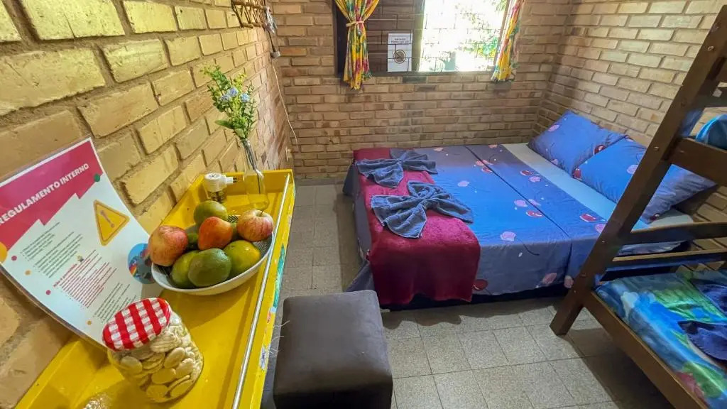 Pousada São Jorge 1 MIN A PÉ DA PRAIA Casa de família, simples e aconchegante, Na Av principal da praia café disponível até 12hs cozinha completa e churrasqueira disponível para uso ar cond das 20hs as 8 30