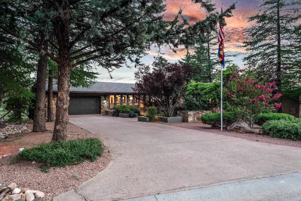 Outdoor Entertaining Space: Seonda Mtn-view Home