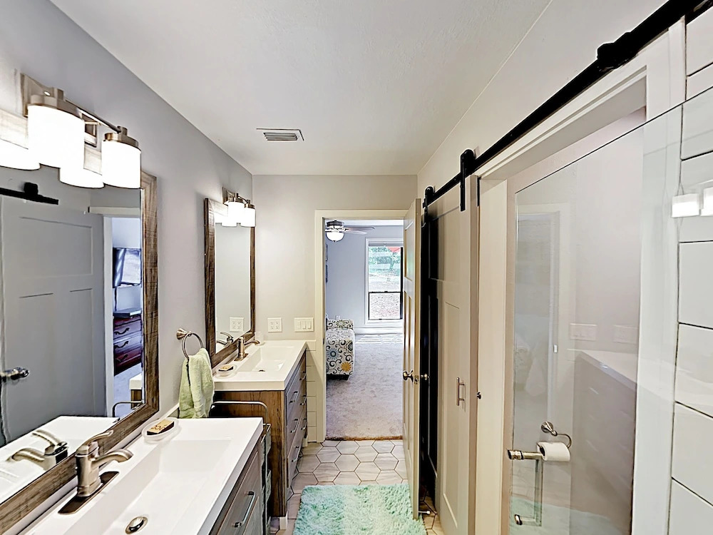 Luxe Gem W/ Golf Cart & Two Bikes As Of August 1st 2 Bedroom Home