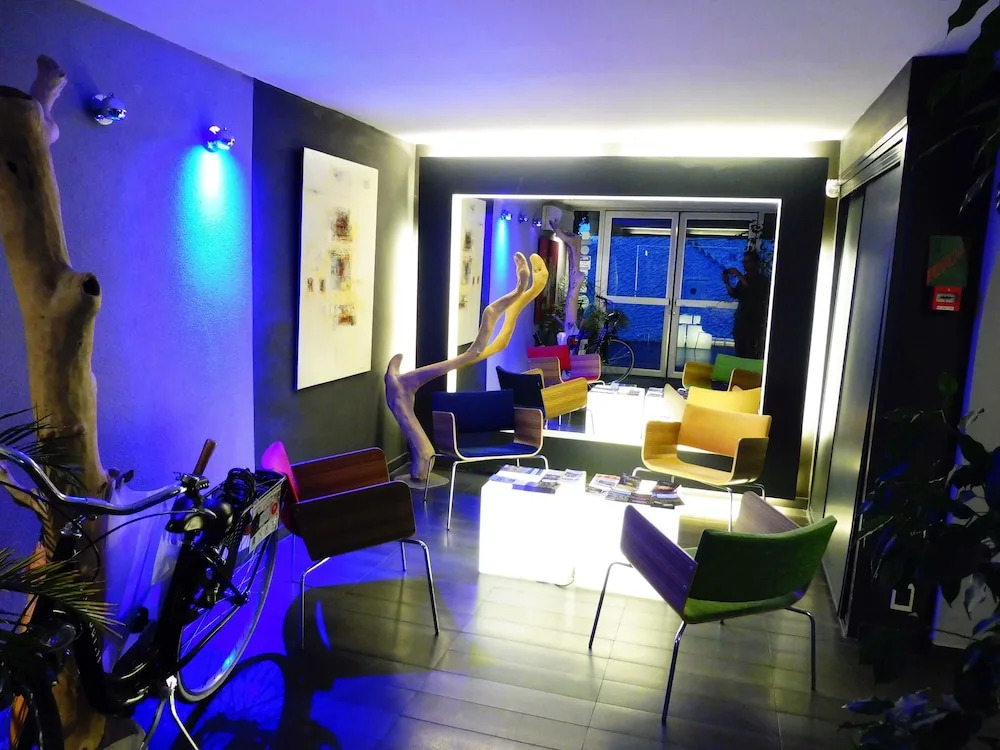 Cube Hotel