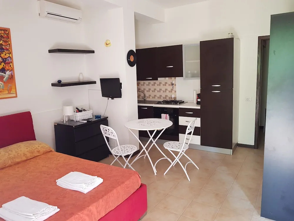 Monovano Furnished With a Small Garden
