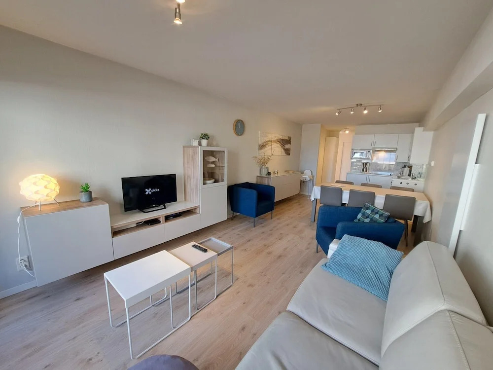 Sunny Coastal Apartment for 6