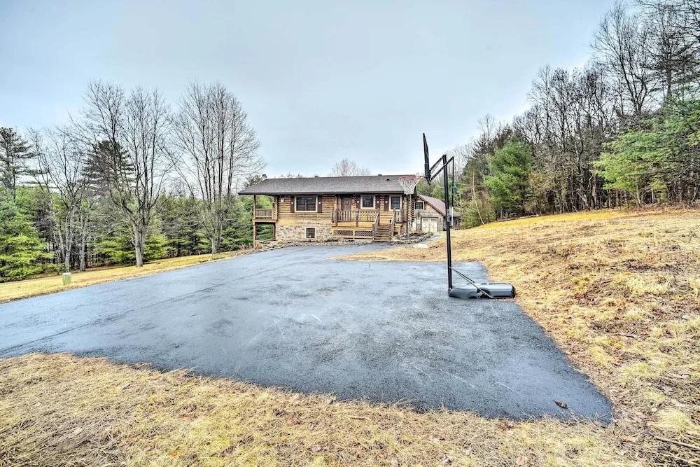 Spacious Cabin w/ Decks Near Saratoga Race Course!