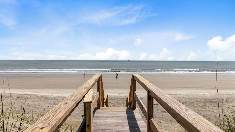 712 Ocean Blvd by Avantstay New Construction w/ Pool, Game Zone, Private Beach Access, and Oceanfront Views