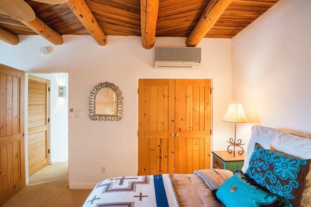 Serenidad - Delightful Vacation Home, Walk to The Plaza and Canyon Rd