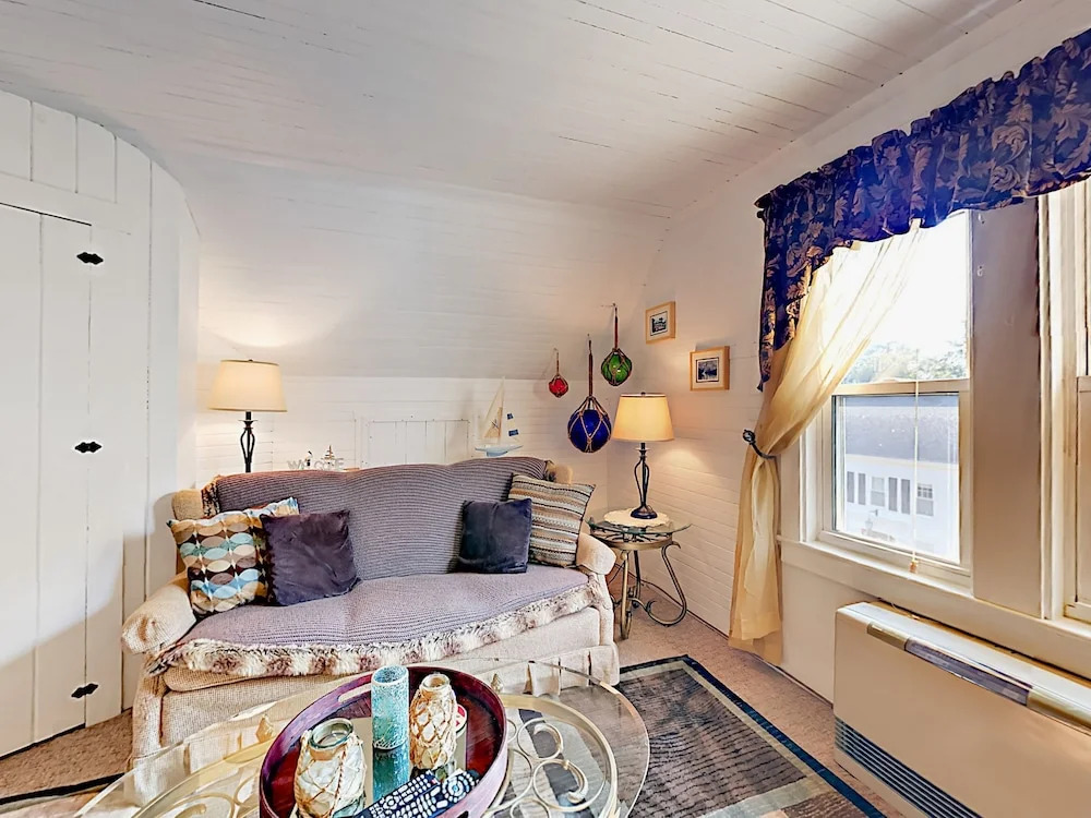 Romantic Crowâ€™s Nest Hideaway 1 Bedroom Apts