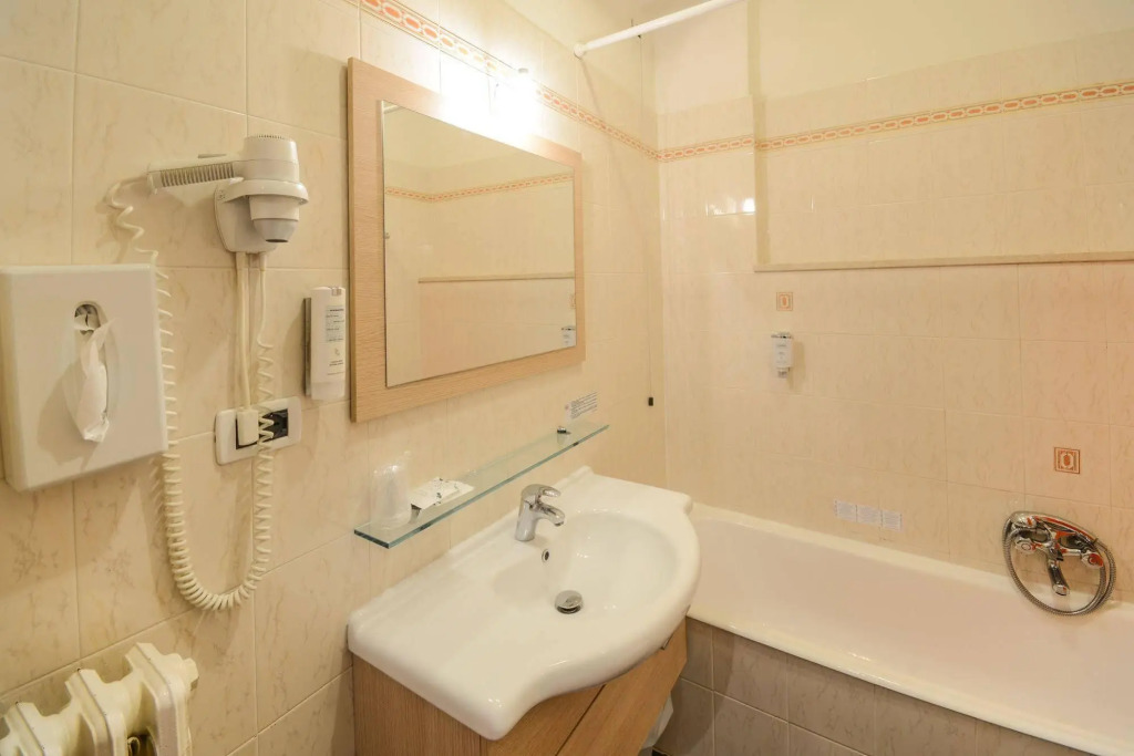 Hi Hotels Sirmione - Lakeview Pool