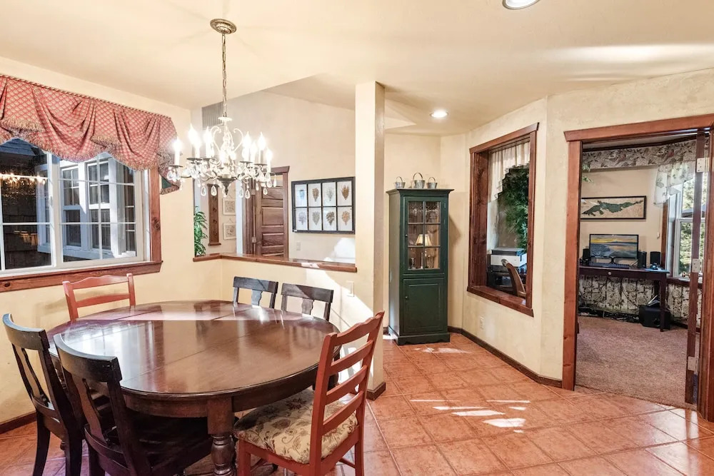 Big Bear Villa - Walk to Lake ad Village! Hot Tub, Jet Tub and so much more