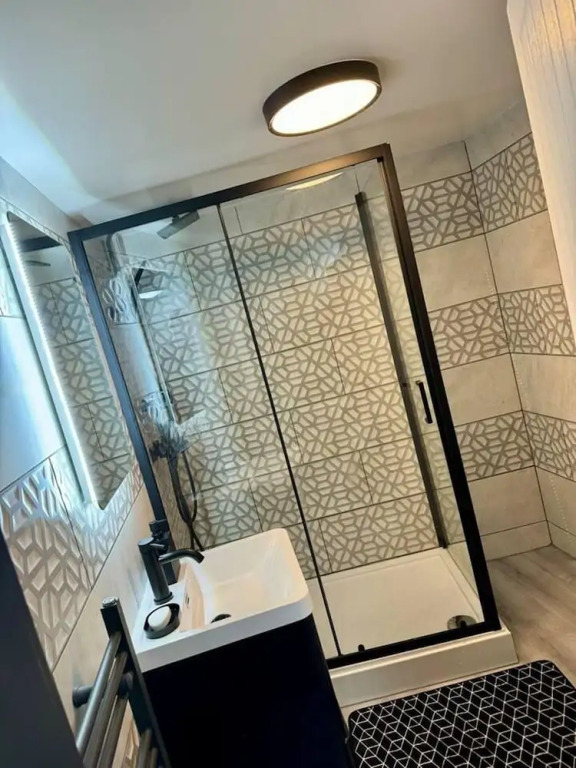 Elegant 2-bedroom Apartment Near City Centre
