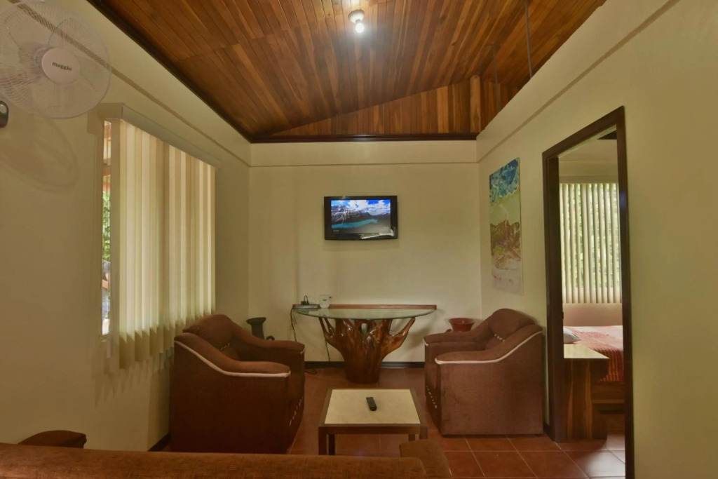Casa Amarilla, Volcano View, Walking Distance Town