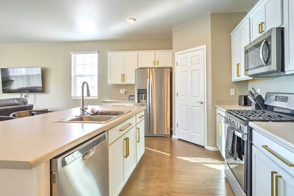 10 Mi to DIA: Spacious Aurora House w/ Yard