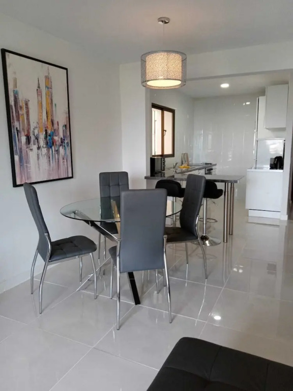 Impeccable 2-bed Apartment Ecuador, Los Claveles