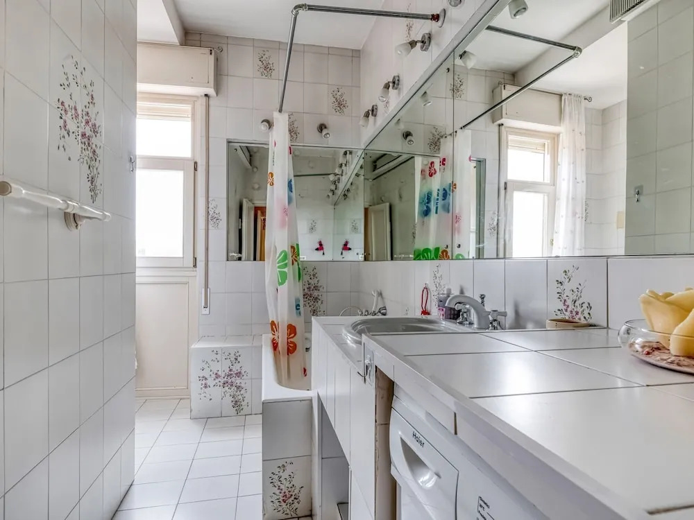 Snug Holiday Home in Salò With Balcony