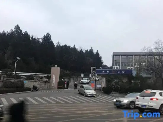 Vienna Hotel (Jinan qianfoshan Shungeng International Convention and Exhibition Center Store)