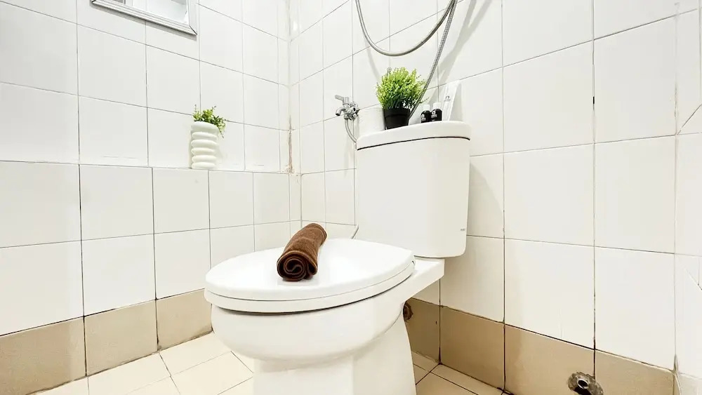 Warm And Comfy 2Br At Bassura City Apartment