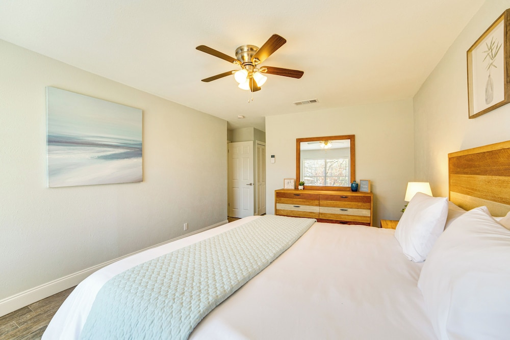 Lakeside Retreat: Large Spacious Home w/ Game Room
