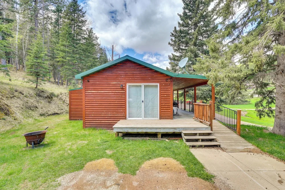Pets Welcome: Cozy Cabin w/ Deck in Deadwood!