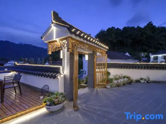 Jiuhuashan Jiushe Zizai Courtyard Homestay (On the Jiuhua Mountain Roushen Baodian)