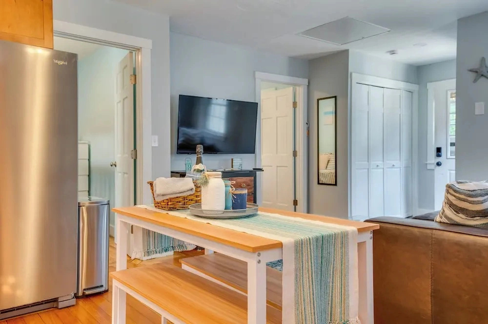 Walk to Short Sands! Coastal Cottage w/ Deck